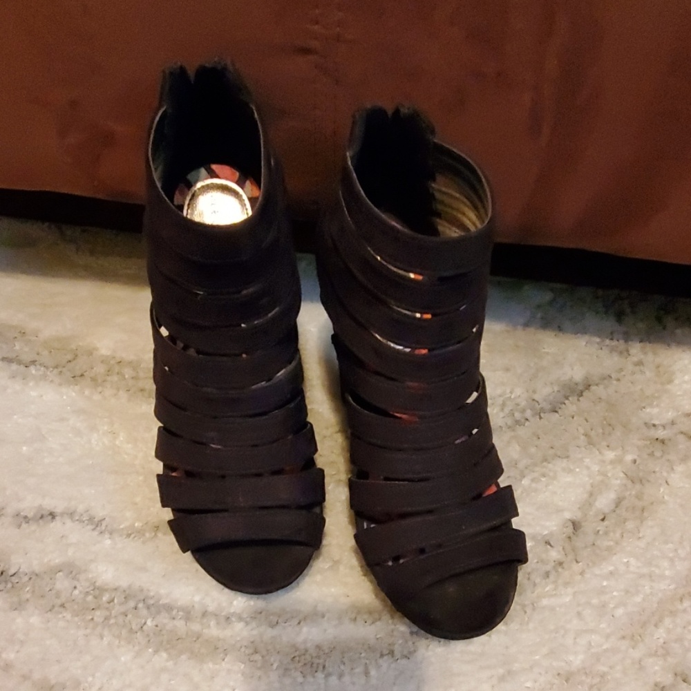 black wedges